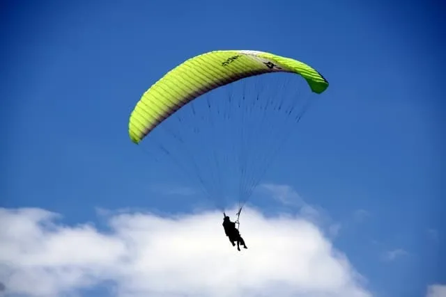 合宿パラグライダーで兵庫県の絶景と安全に楽しむための大学生向け体験ガイド